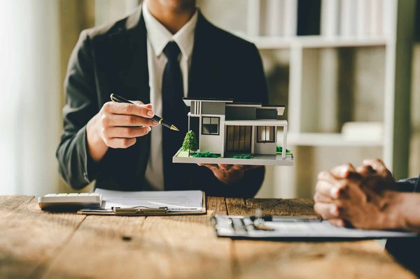 En quoi consiste les contrats proposés par les constructeurs de maisons individuelles ?