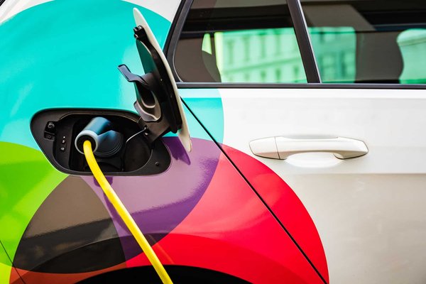 Quelle est la consommation d'énergie d'une voiture hybride électrique par rapport à une essence?