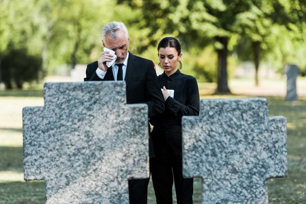Plaque funéraire personnalisée : combien cela coûte ?