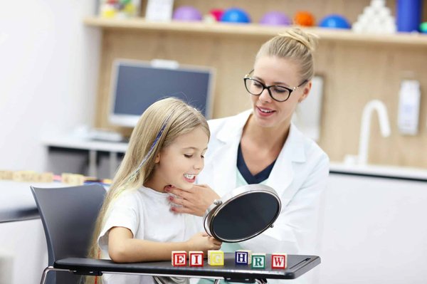 Le Centre Mosaïque offre-t-il des conseils pour la stimulation du langage à la maison ?