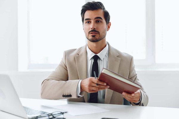 Quels sont les défis et opportunités pour les sociétés holding dans le contexte économique actuel ?