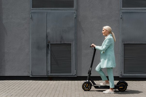 Scooter électrique à Paris : guide de la sécurité, de l’entretien et de la recharge